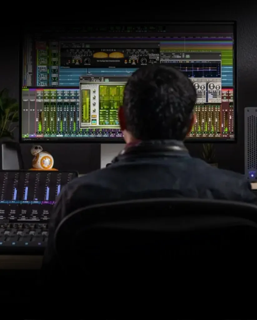 Élève de dos travaillant un mixage sur station audionumérique