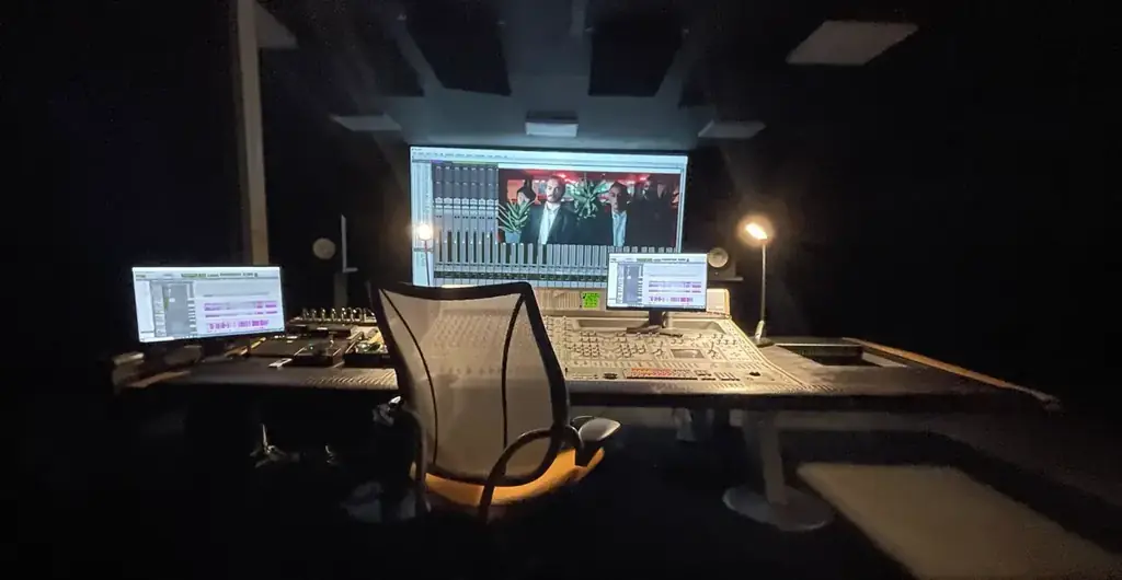 Auditorium de post-production audio avec écran de projection