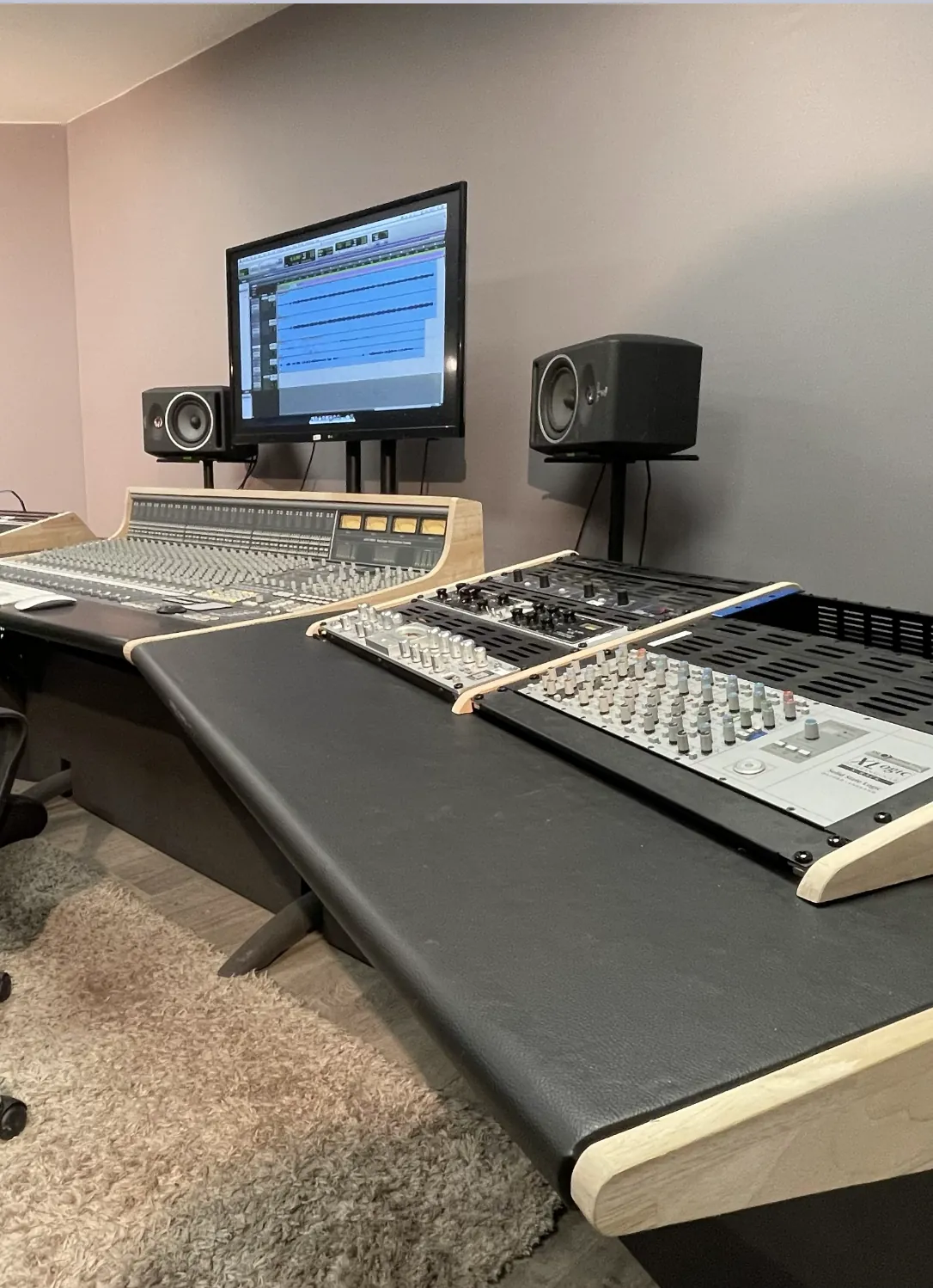 Régie de mixage SSL et écoutes de studio