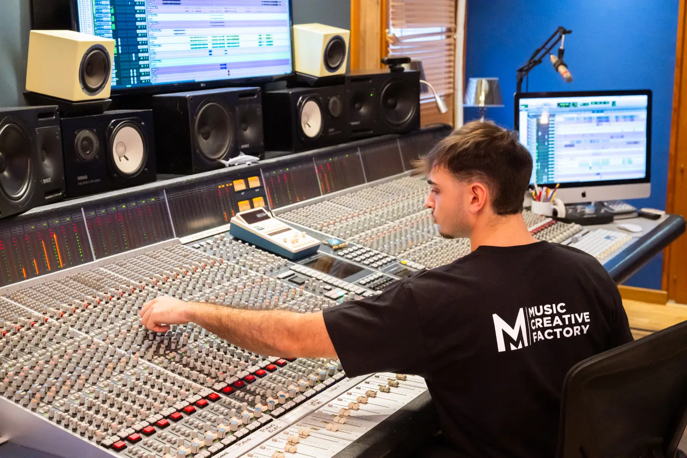 Session de mixage sur console et station audionumérique