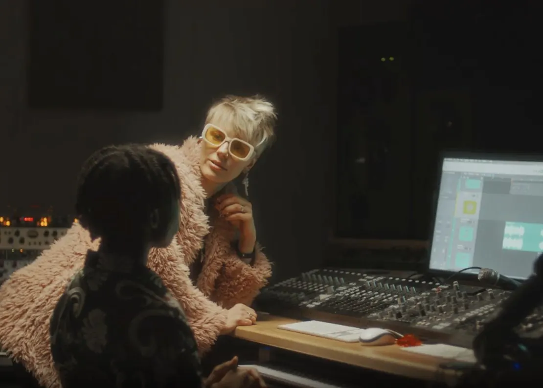 Échange sur la direction artistique en régie, devant la console