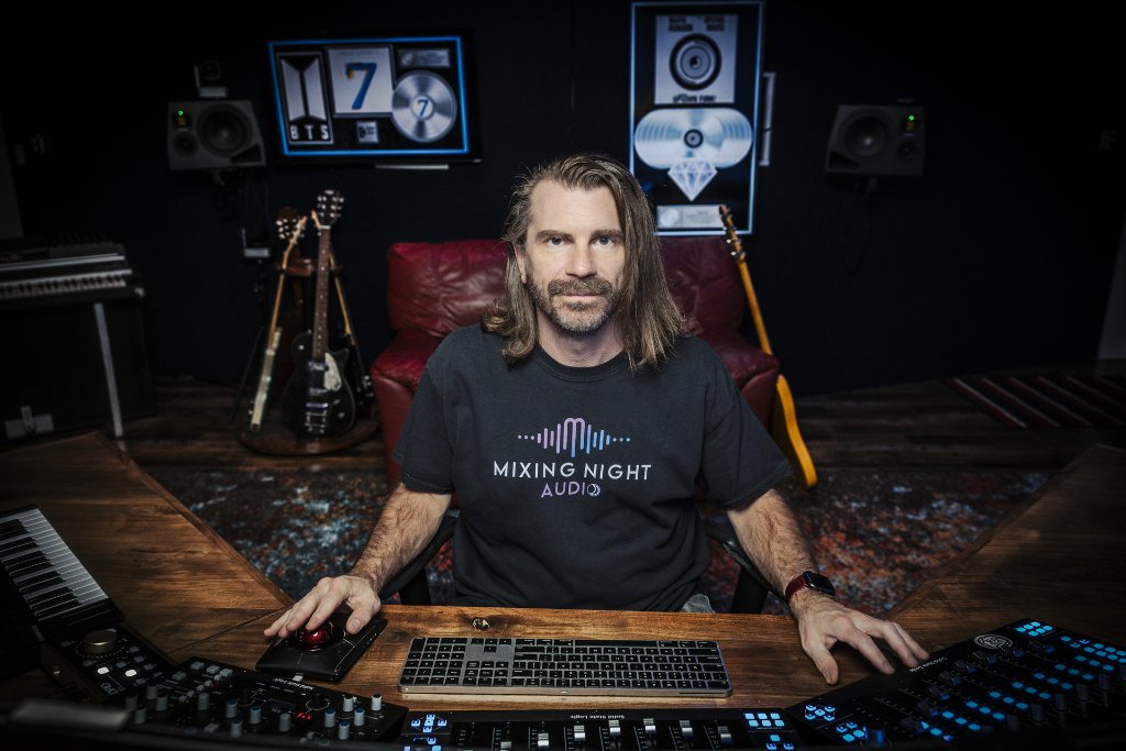 Ken Lewis, intervenant masterclass, dans son studio de mixage