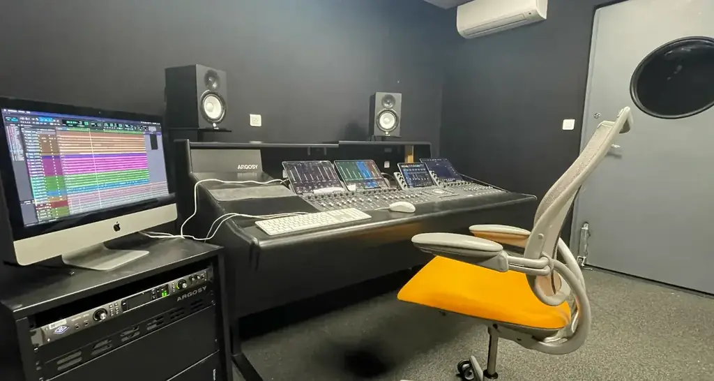 Poste de production audionumérique avec surface Avid S1