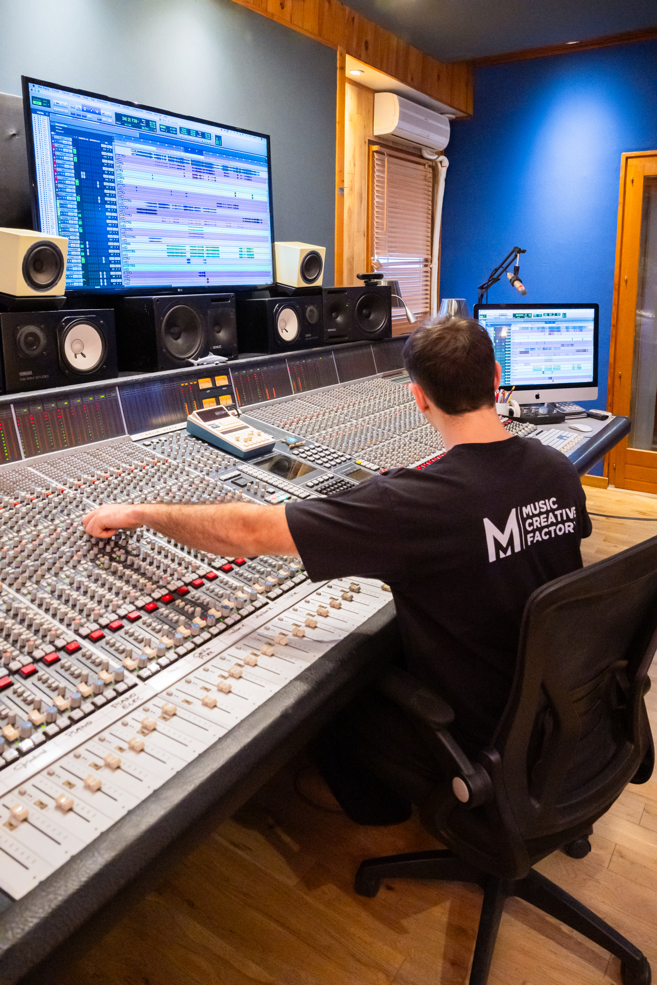 Ingénieur du son Music Creative Factory à la console