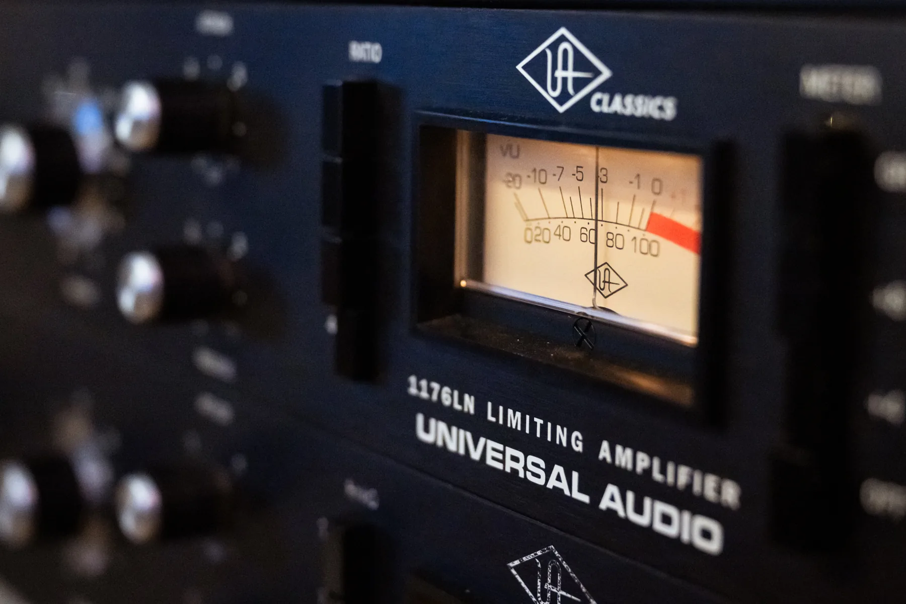 Compresseur Universal Audio 1176LN et son vumètre en régie