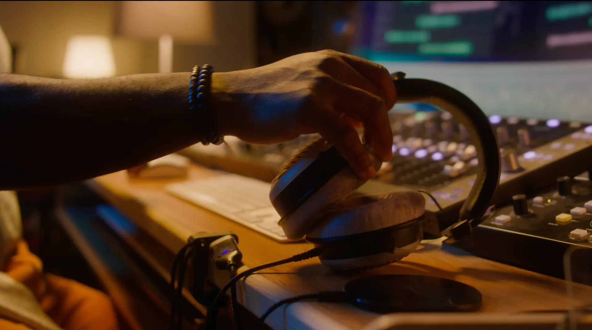 Casque de monitoring posé sur une console de mixage