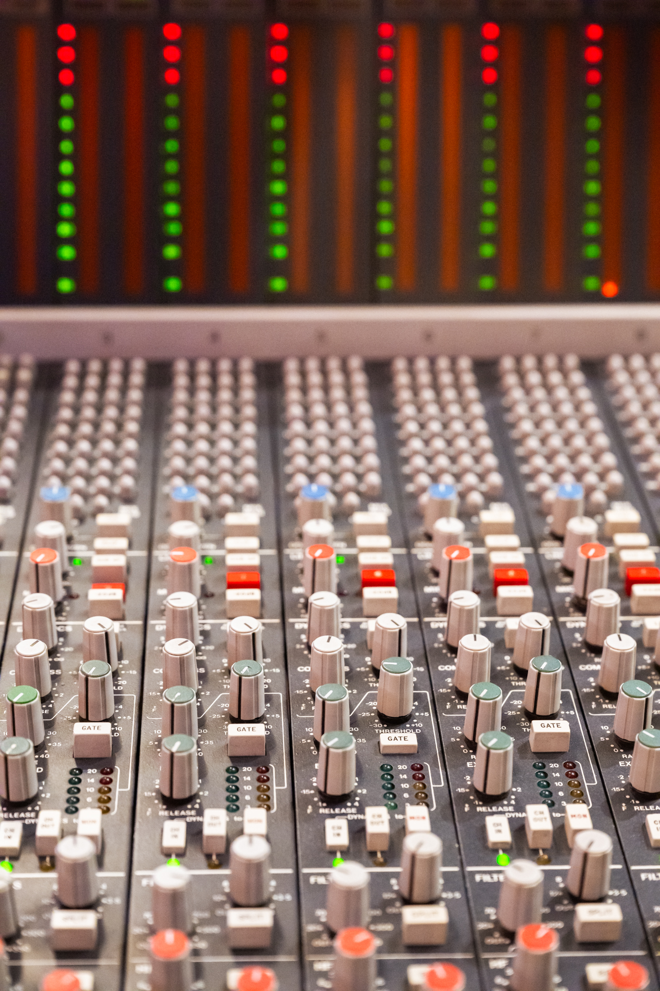 Vumètres et console de mixage analogique en régie