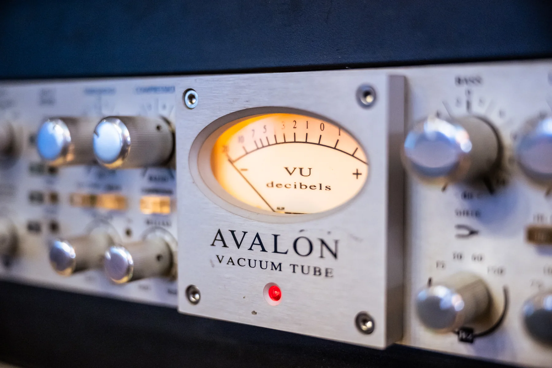 Préampli à lampes Avalon et son vumètre en régie